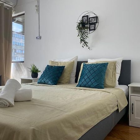 2 Bedroom Apartment With Terrace In City Center Bukares Bagian luar foto