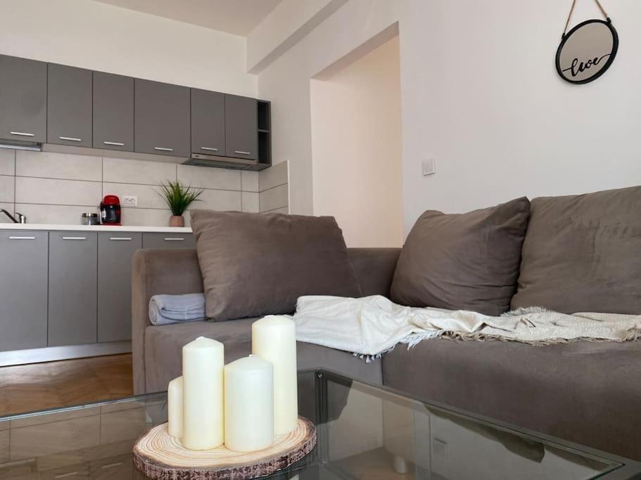 2 Bedroom Apartment With Terrace In City Center Bukares Bagian luar foto