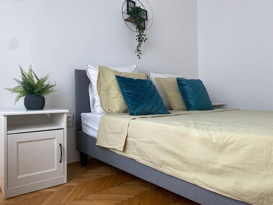 2 Bedroom Apartment With Terrace In City Center Bukares Bagian luar foto