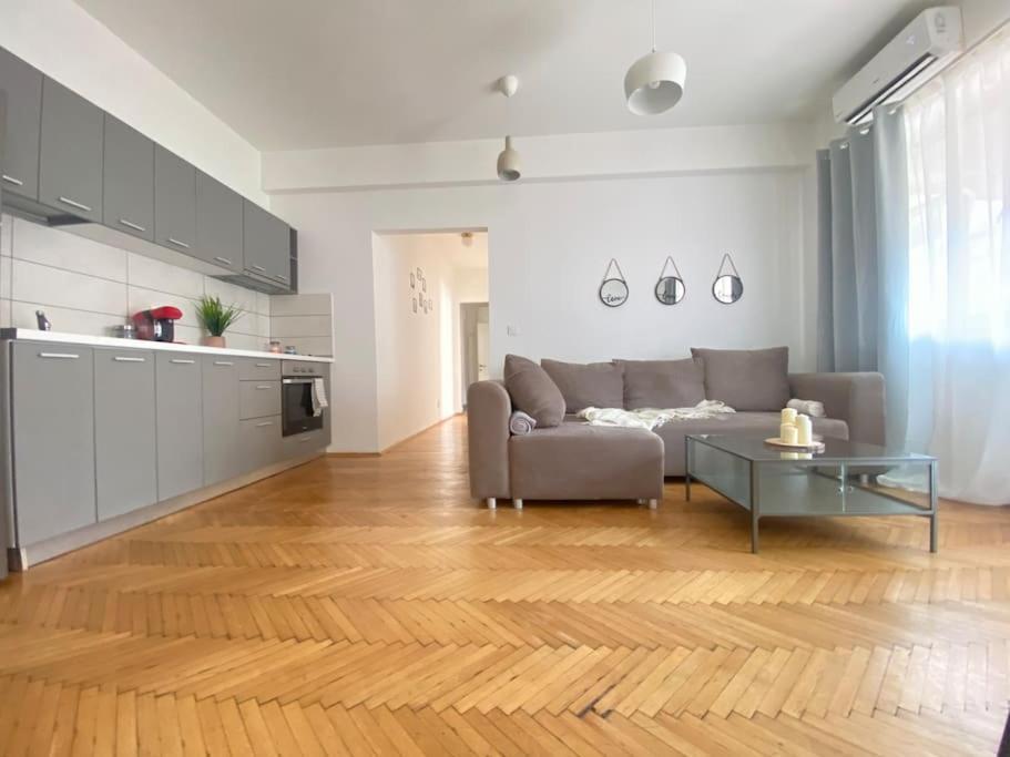 2 Bedroom Apartment With Terrace In City Center Bukares Bagian luar foto