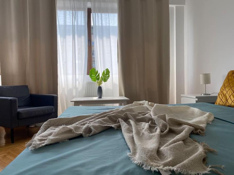 2 Bedroom Apartment With Terrace In City Center Bukares Bagian luar foto