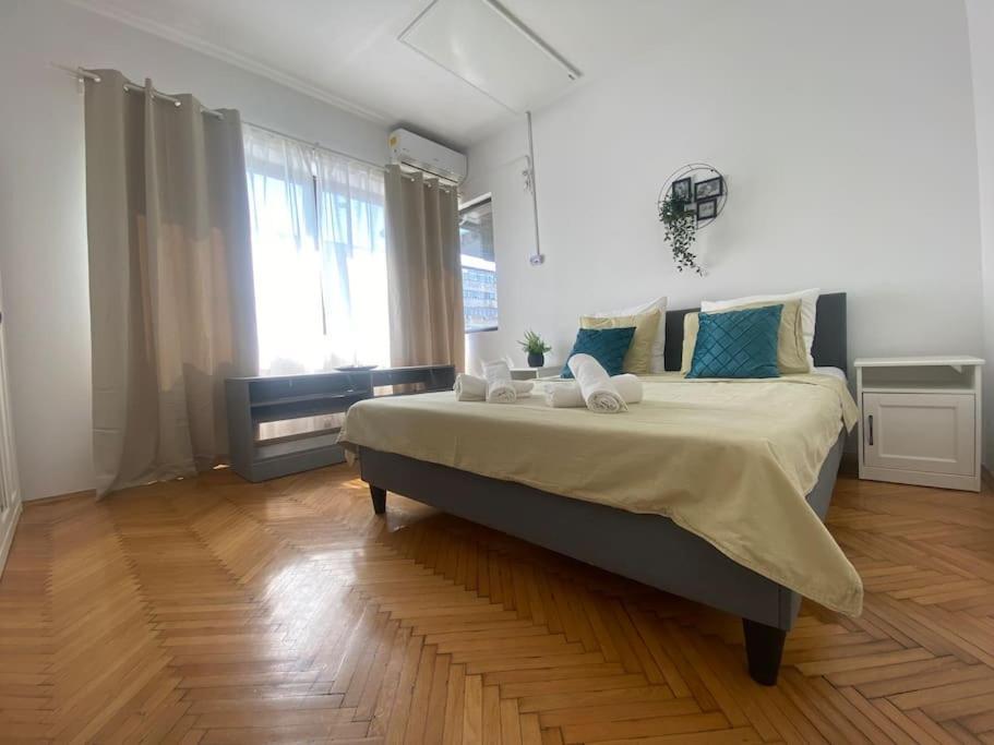 2 Bedroom Apartment With Terrace In City Center Bukares Bagian luar foto