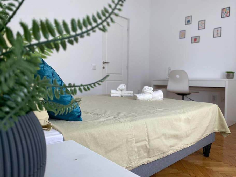 2 Bedroom Apartment With Terrace In City Center Bukares Bagian luar foto