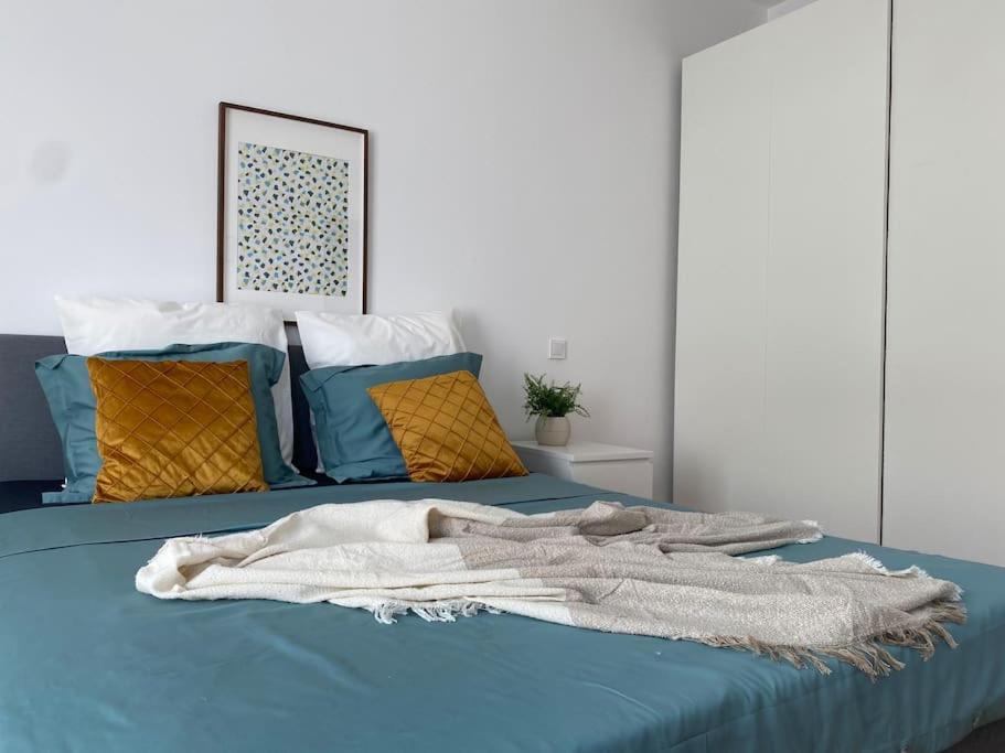 2 Bedroom Apartment With Terrace In City Center Bukares Bagian luar foto