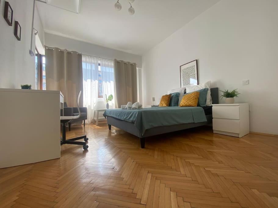 2 Bedroom Apartment With Terrace In City Center Bukares Bagian luar foto