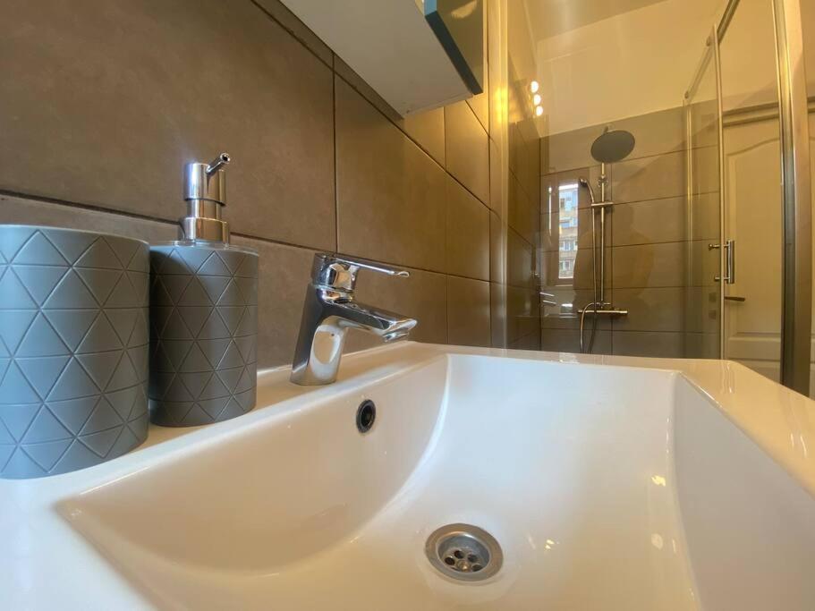 2 Bedroom Apartment With Terrace In City Center Bukares Bagian luar foto