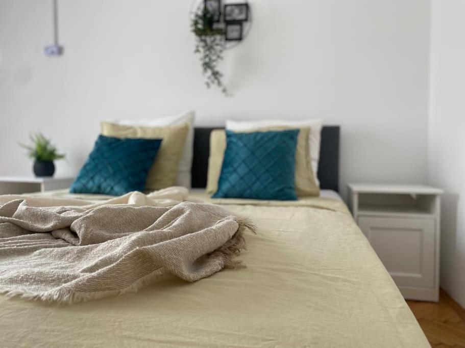 2 Bedroom Apartment With Terrace In City Center Bukares Bagian luar foto
