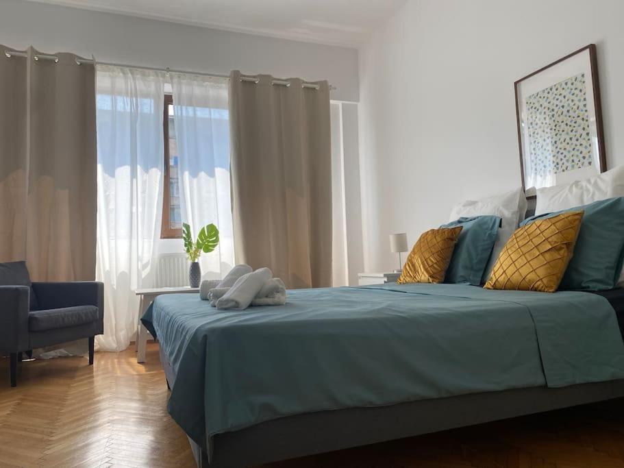 2 Bedroom Apartment With Terrace In City Center Bukares Bagian luar foto